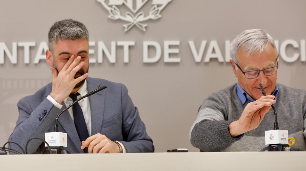 Imagen del concejal de Cultura Festiva, Pere Fuset, en la rueda de prensa junto al alcalde de Valencia, Joan Ribó