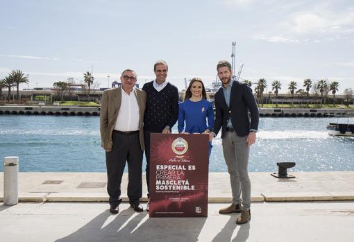 Imagen de Vicent Llorens, director del Consorcio de La Marina; Consuelo Llobell, Fallera Mayor de València; Ricardo Caballer, maestro pirotécnico de RICASA y Daniel Quer, responsable de marketing de Amstel