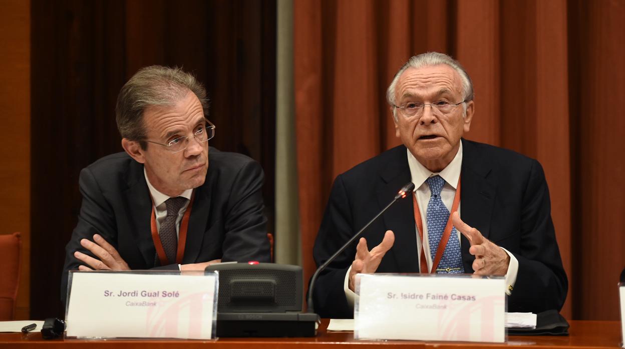 El presidente de Caixabank, Jordi Gual, con su predecesor, Isidro Fainé