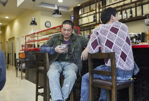 Dos ciudadanos chinos charlan en un bar de Cobo Calleja