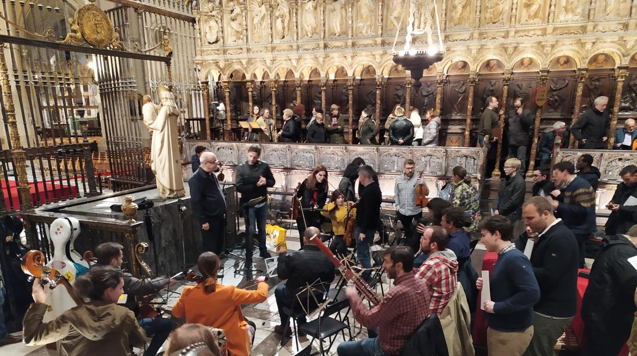 Ensayo del Coro Jacinto Guerrero junto con la orquesta y los seminaristas este martes en la catedral