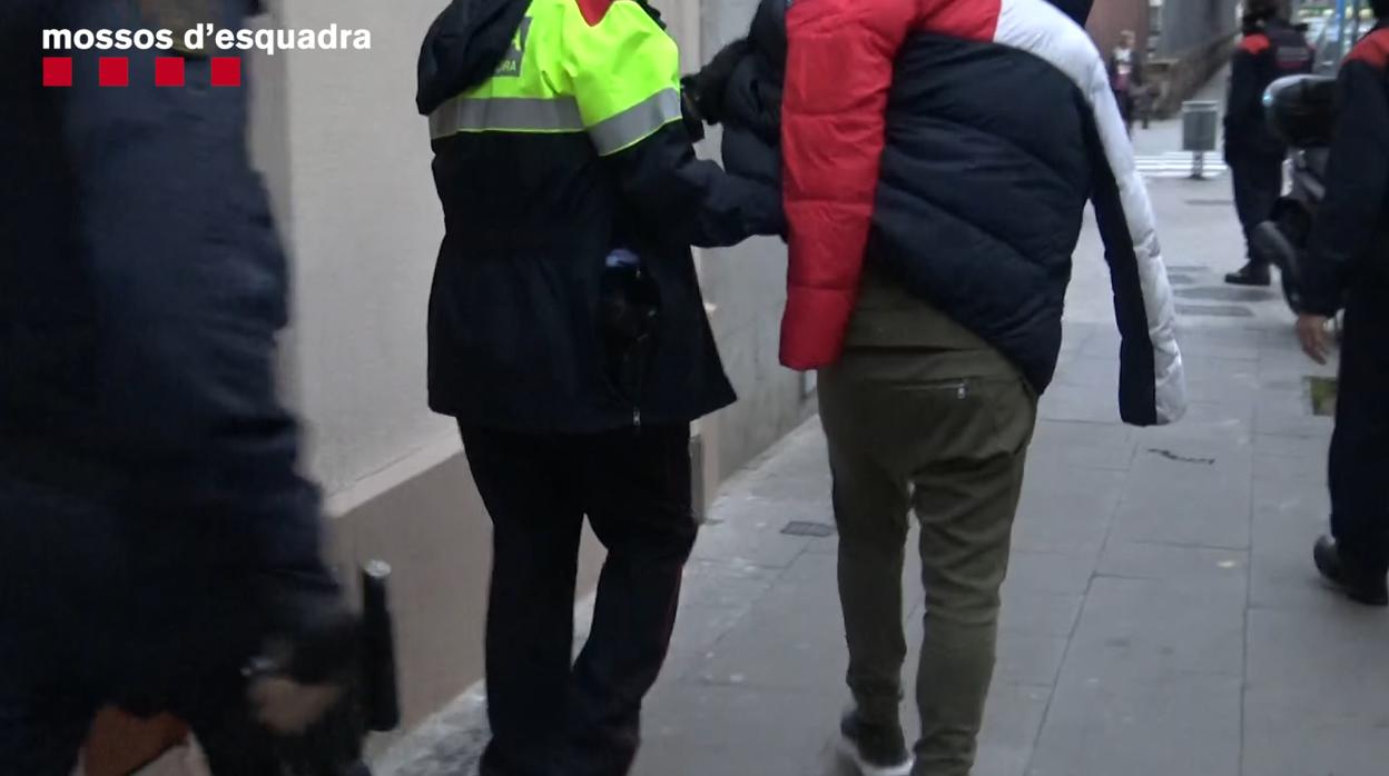 Uno de los detenidos por los Mossos d'Esquadra en la operación