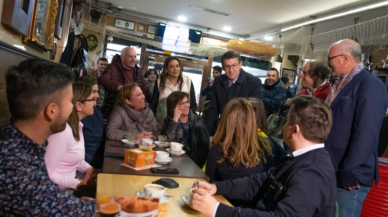 Feijóo, ayer en Noia durante su visita a la localidad