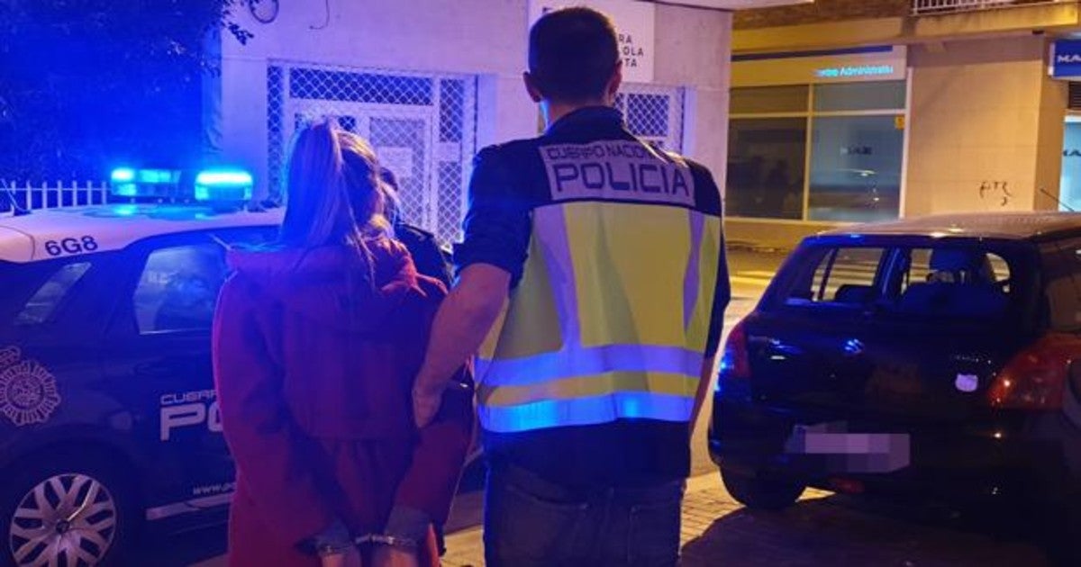 Una de las mujeres denetidas por la Policía Nacional