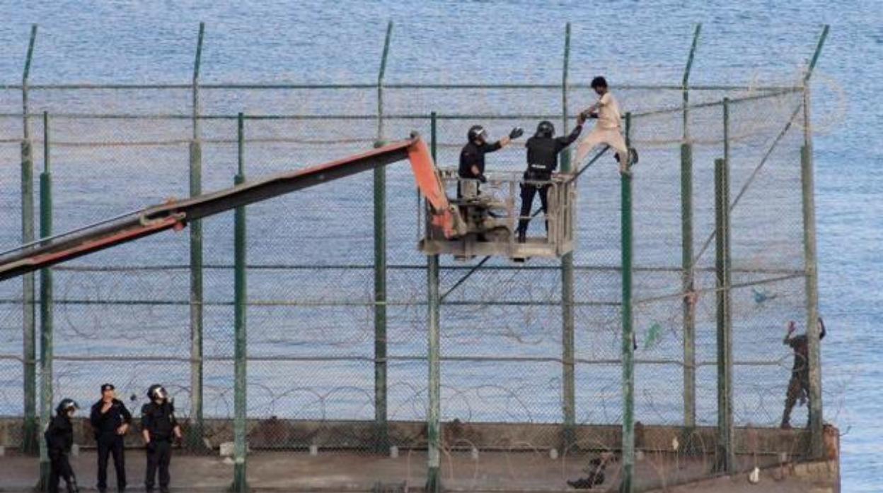 Un rescate posterior a un salto a la valla de Ceuta de este último verano