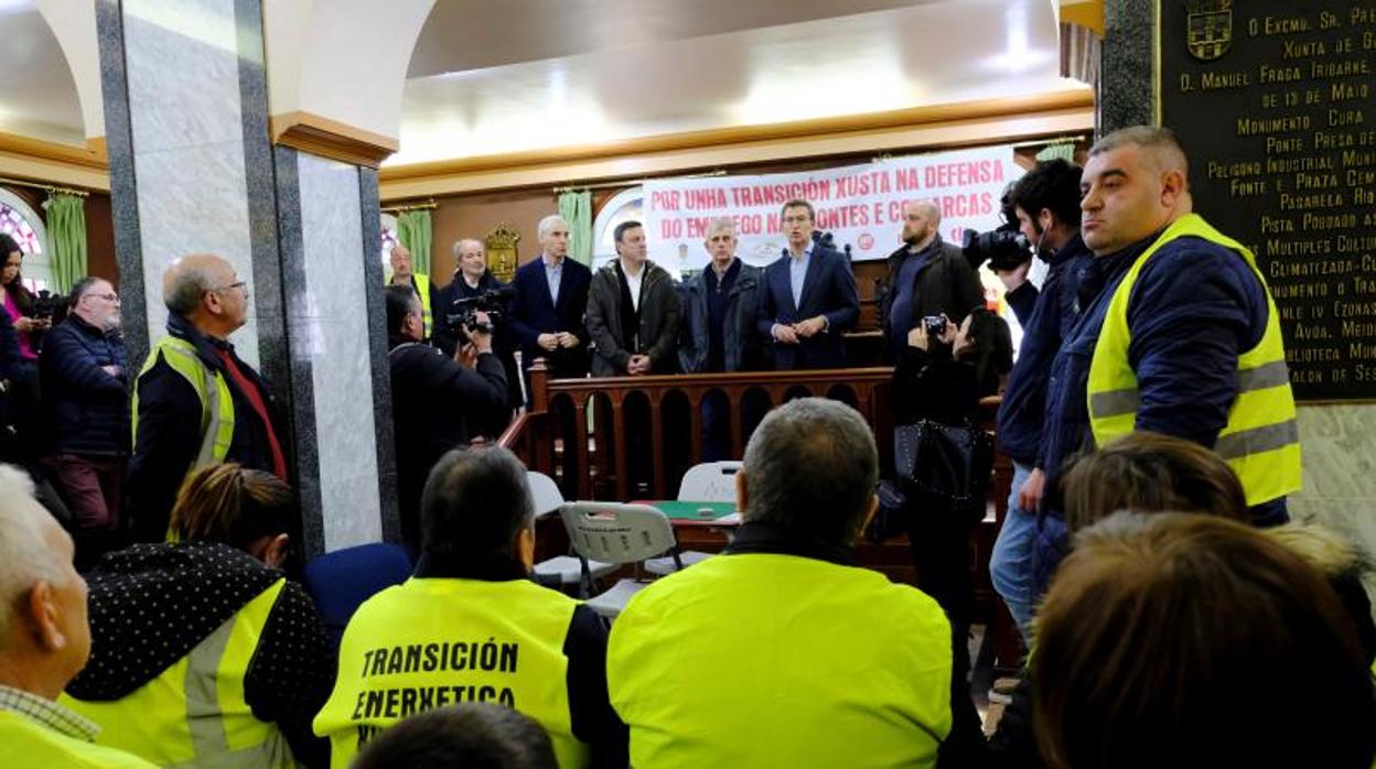 El presidente de la Xunta ante los transportistas que continúan encerrados en el Concello de As Pontes