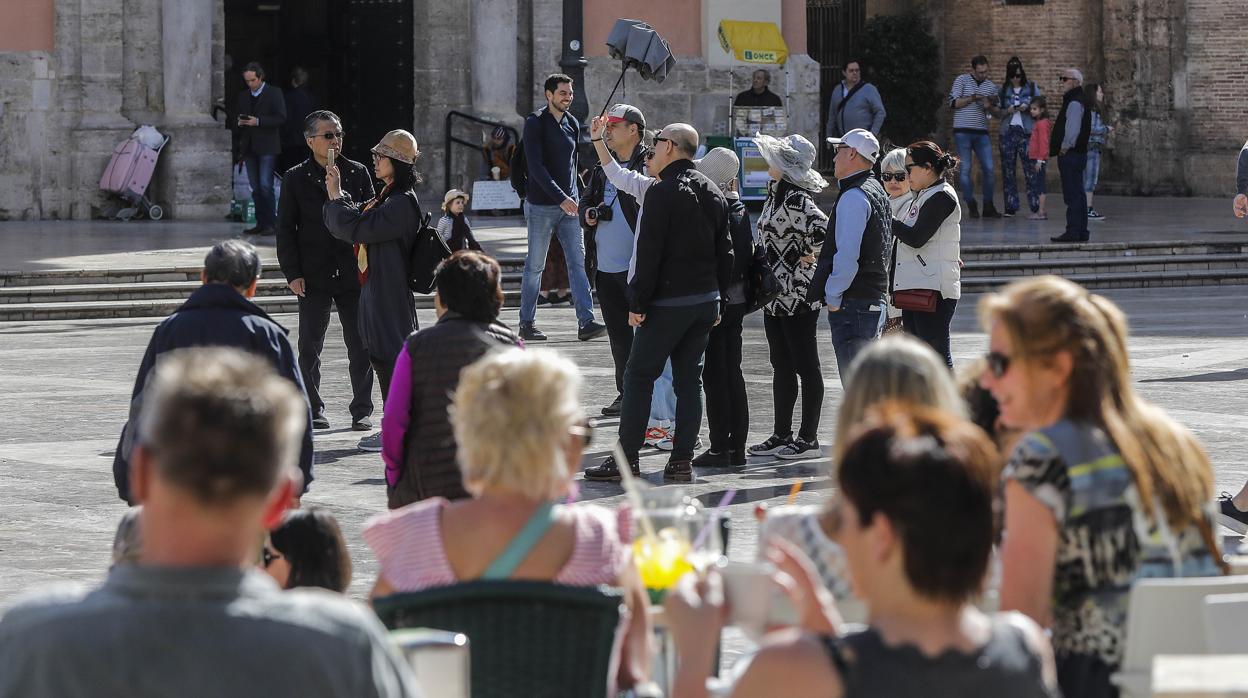 Imagen de unos turistas disfrutando del buen tiempo en Valencia