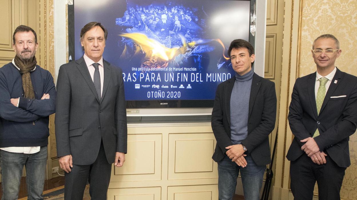 El director de la cinta, Manuel Menchón, posa con el alcalde de Salamanca, Carlos García Carbayo, el rector de la Universidad, Ricardo Rivero, y uno de los productores de documentales de RTVE, Andrés Luque