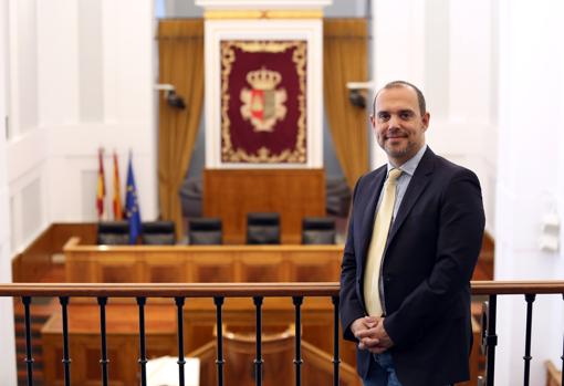 El presidente de las Cortes, desde la tribuna de invitados del Parlamento regional