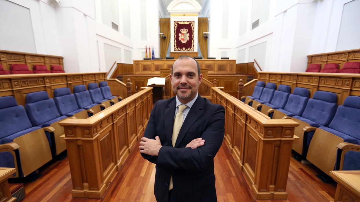 Pablo Bellido posa para ABC en el salón de pelnos de las Cortes de Castilla-La Mancha