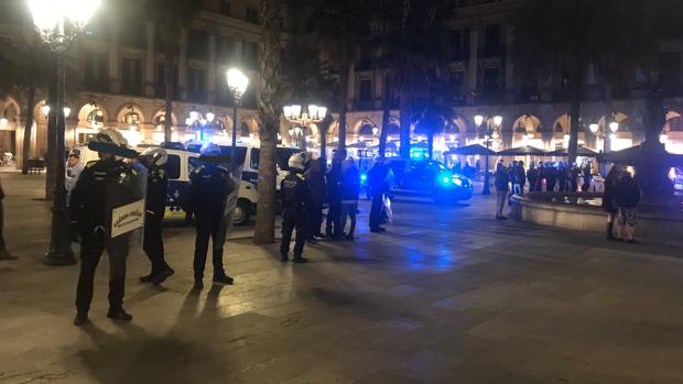 Hinchas ingleses se enfrentan con la Guardia Urbana en el centro de Barcelona