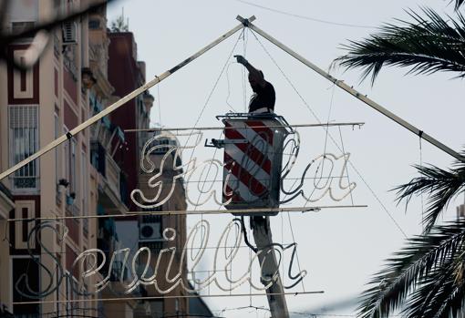 Imagen del montaje de iluminación de una falla de Valencia