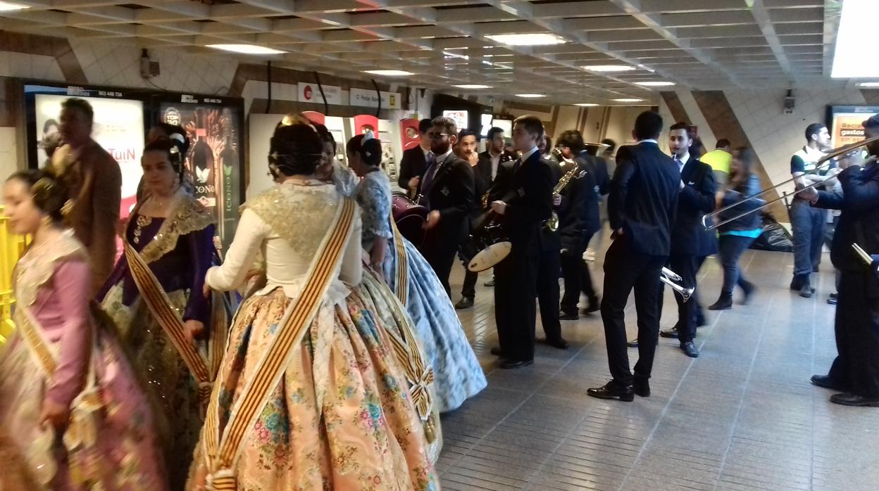 Imagen de un grupo de falleras en una estación de Metrovalencia durante las Fallas