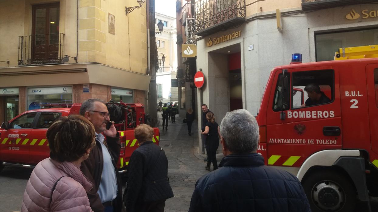 Llegada de los bomberos al hostal del Casco donde han sucedido los hechos