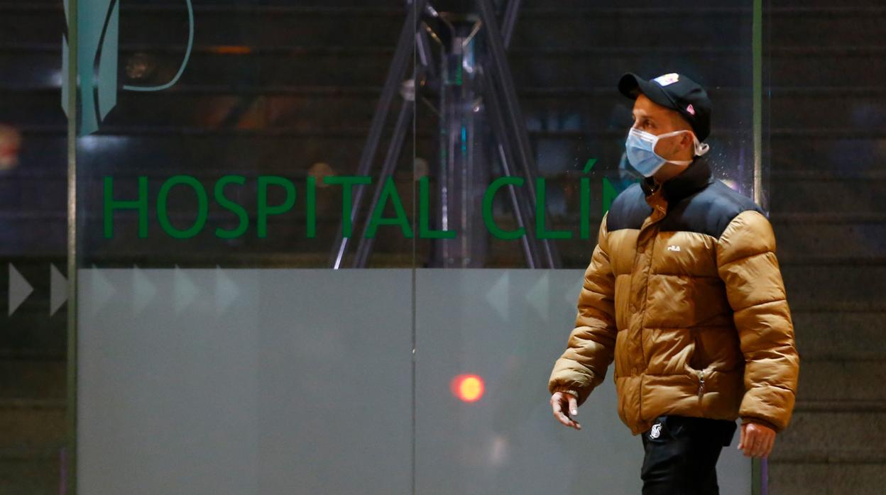 Un vecino de Barcelona, con una mascarilla delante del Hospital Clínic