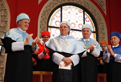 El cantautor, investido como doctor honoris causa, durante el acto celebrado en el monumental edicificio del Paraninfo, sede del Rectorado de la Universidad de Zaragoza