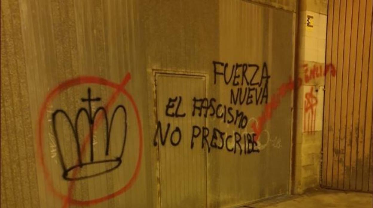 Detalle de algunas de las pintadas con las que ha amanecido el local empresarial