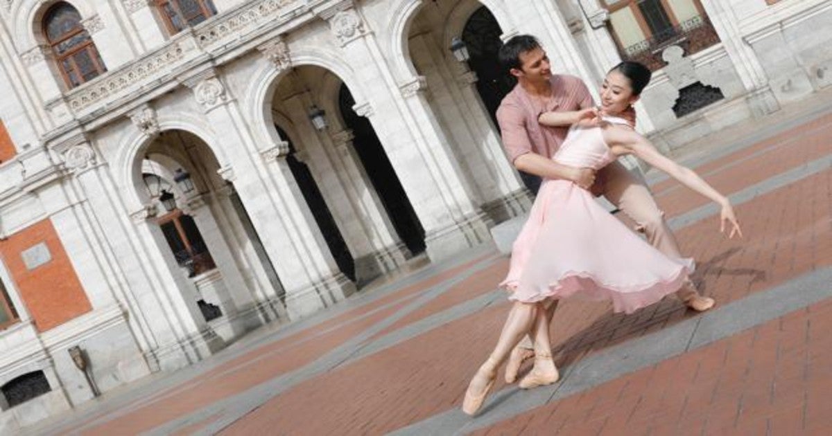 Dos de los bailarines de la Compañía Nacional de Danza, en la Plaza Mayor de Valladolid