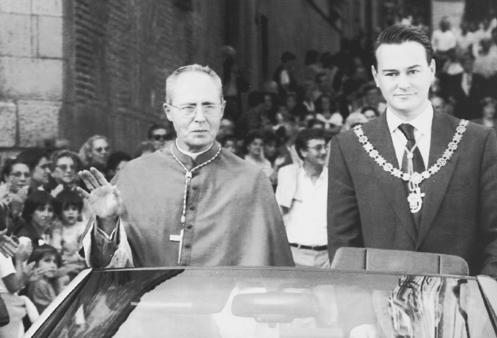 Monseñor Álvarez junto al alcalde Agustín Conde en descapotable (1995).