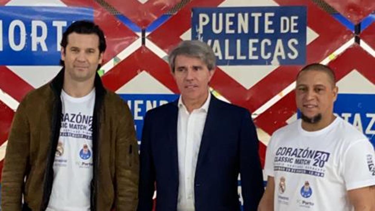 Ángel Garrido, con Solari (izq.) y Roberto Carlos (dcha) en la presentación del partido solidario Corazón Classic Match, de la Fundación Real Madrid