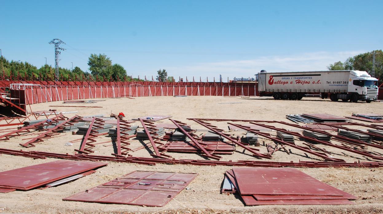 Montaje de una plaza de toros portátil, en una imagen de archivo