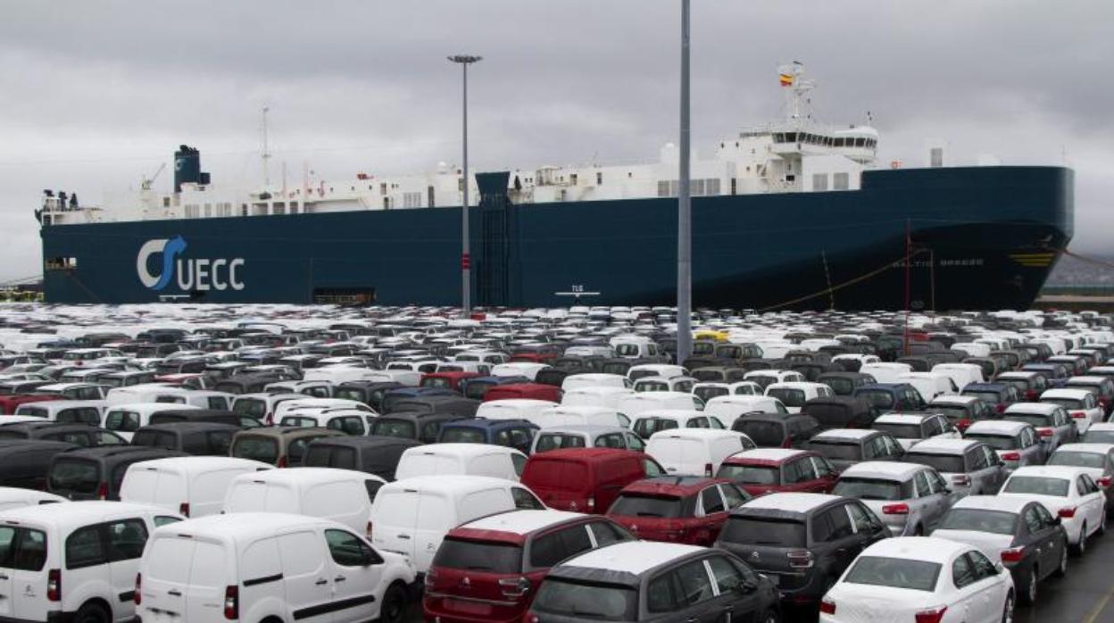 Vehículos de la factoría de PSA en el puerto de Vigo esperando para ser exportados