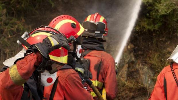 Dos incendios forestales en pleno invierno queman 150 héctareas en Orense