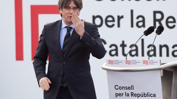 Puigdemont desembarca en Perpiñán y enciende la mecha electoral catalana