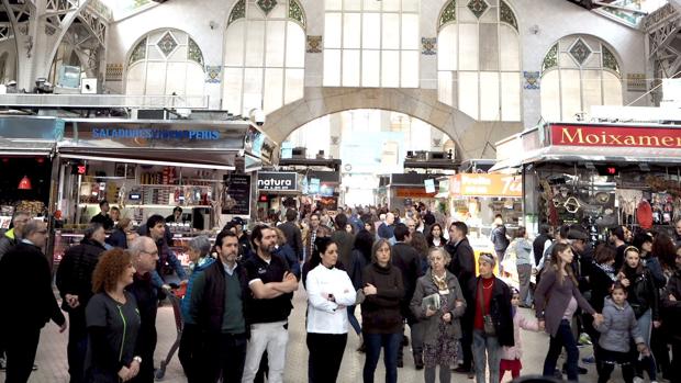 Apagón en el Mercado Central de Valencia para protestar por los cambios en las líneas de la EMT