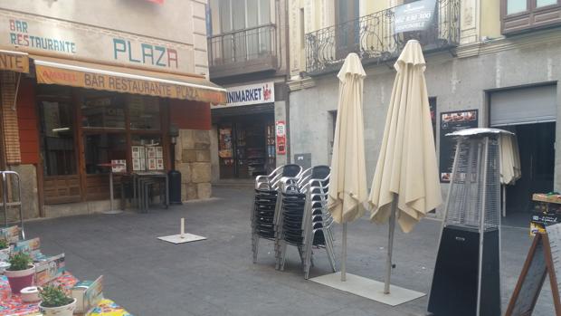 Cierre temporal de las terrazas de la plaza Barrio Rey por peligro de desprendimiento de un edificio