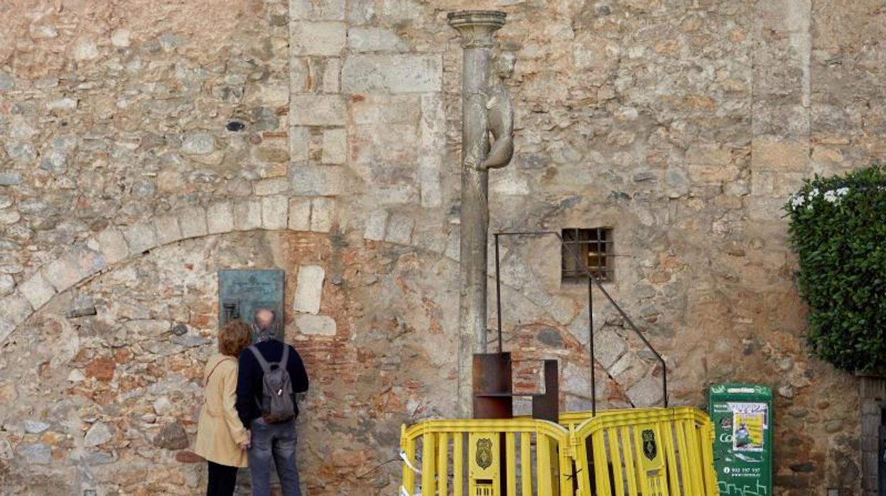 Dos turistas, leyendo este domingo la historia sobre la escultura