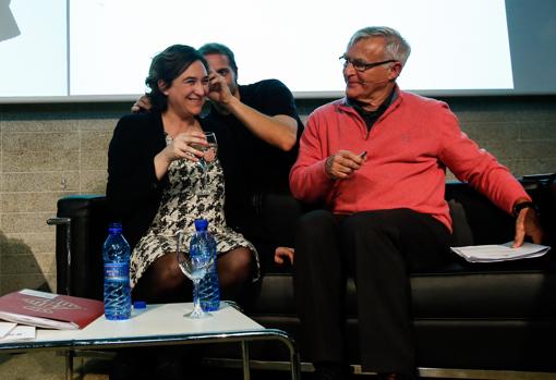 Imagen de los alcaldes de Barcelona y Valencia, Ada Colau y Joan Ribó, respectivamente
