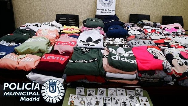 Intervenidos más de 200 prendas y artículos de bisutería falsificados en una tienda de Vicálvaro