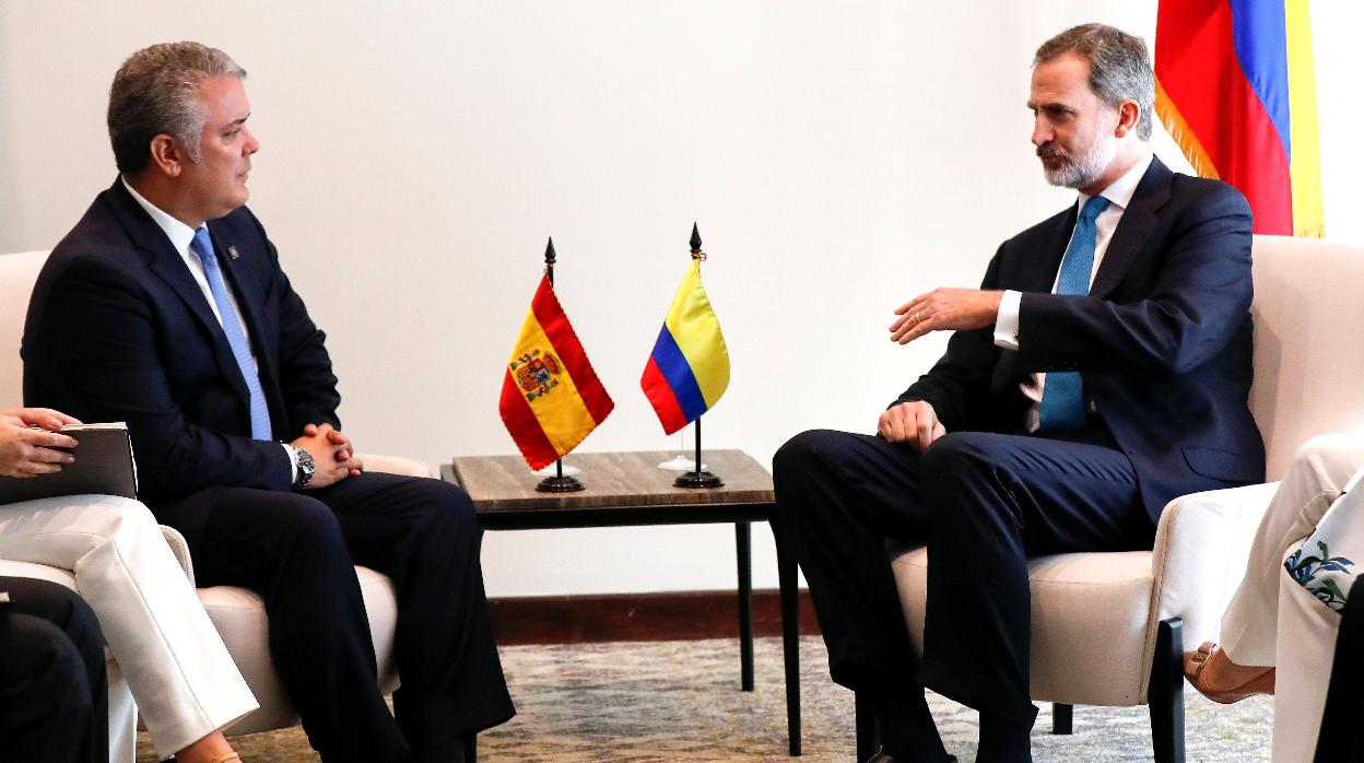 Don Felipe, durante la reunión bilateral que mantuvo con el presidente de Colombia, Iván Duque