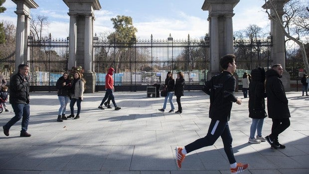 El Retiro y otros ocho parques cierran hoy por temporal de viento