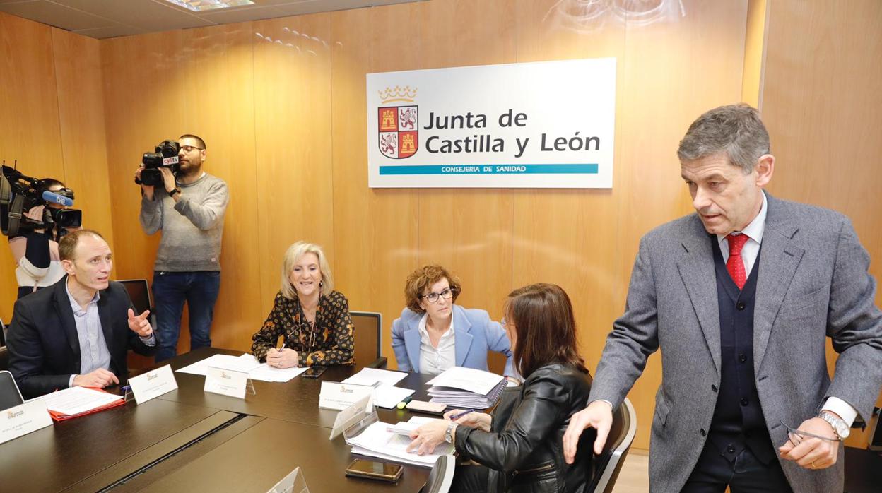 La consejera Verónica Casado ha presidio la reunión constitutiva del «Comité asesor de Castilla y León para la prevención, preparación y respuesta ante el coronavirus», que cuenta con expertos como el director general de la gripe, José María Eyros