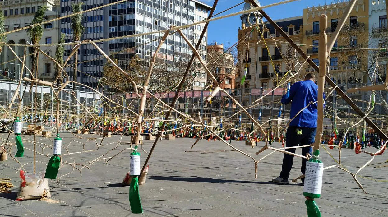 Imagen de la mascletà de las Fallas en la Plaza del Ayuntamiento de Valencia