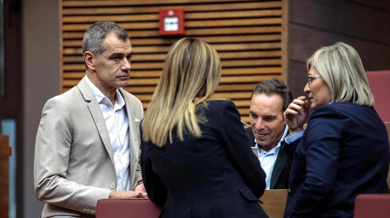 Toni Cantó, junto a varios diputados de su grupo en las Cortes Valencianas