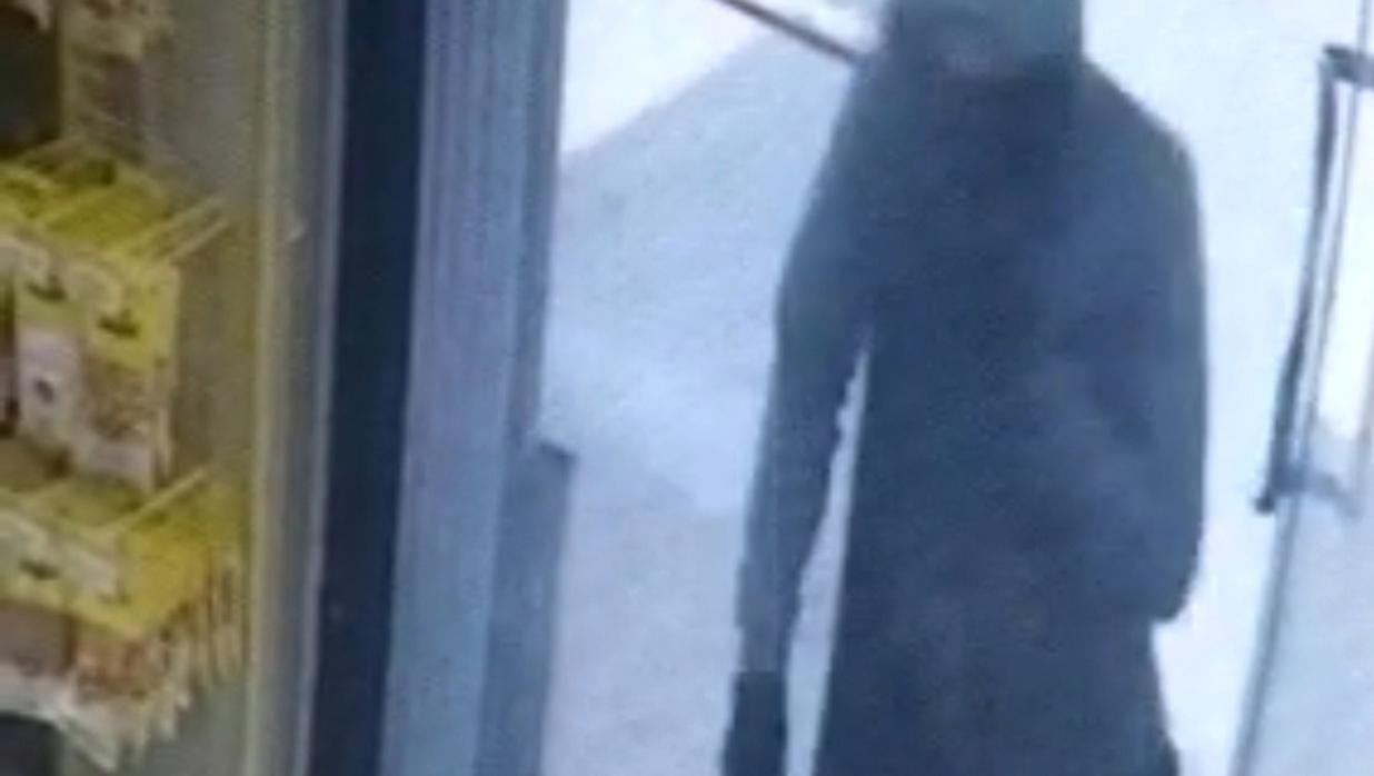 El autor entra con un arma blanca