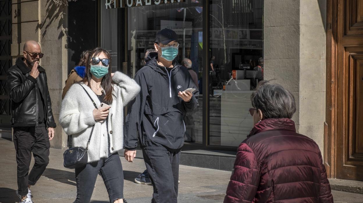 Turistas en Barcelona con mascarillas por temor al coronavirus