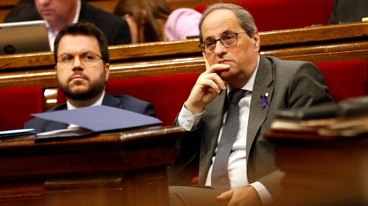 Quim Torra y su vicepresidente, el republicano Pere Aragonès, en el Parlament