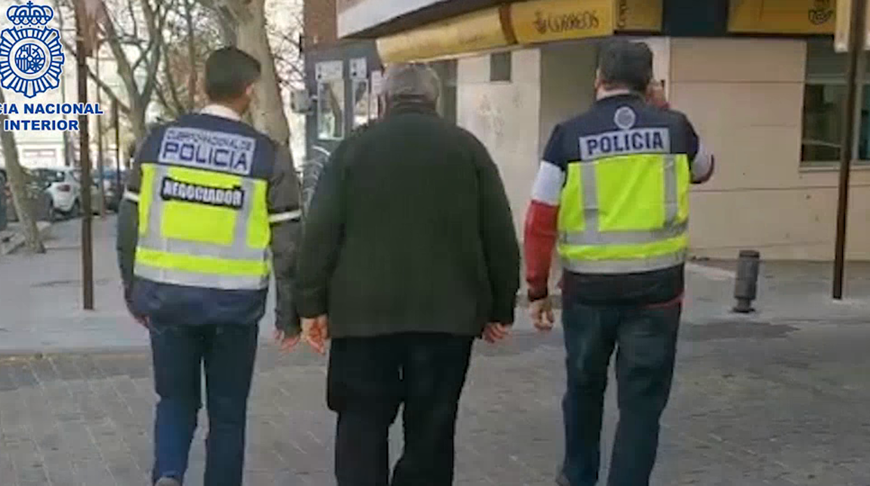 Dos agentes negociadores acompañan a un hombre víctima de un secuestro virtual ocurrido en Alcorcón