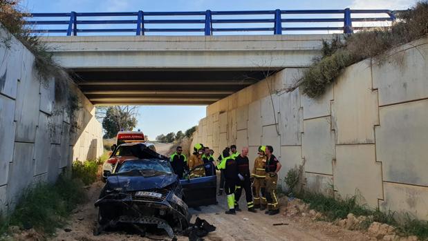 Hospitalizada una joven conductora tras caer de un puente en la autovía en Alicante