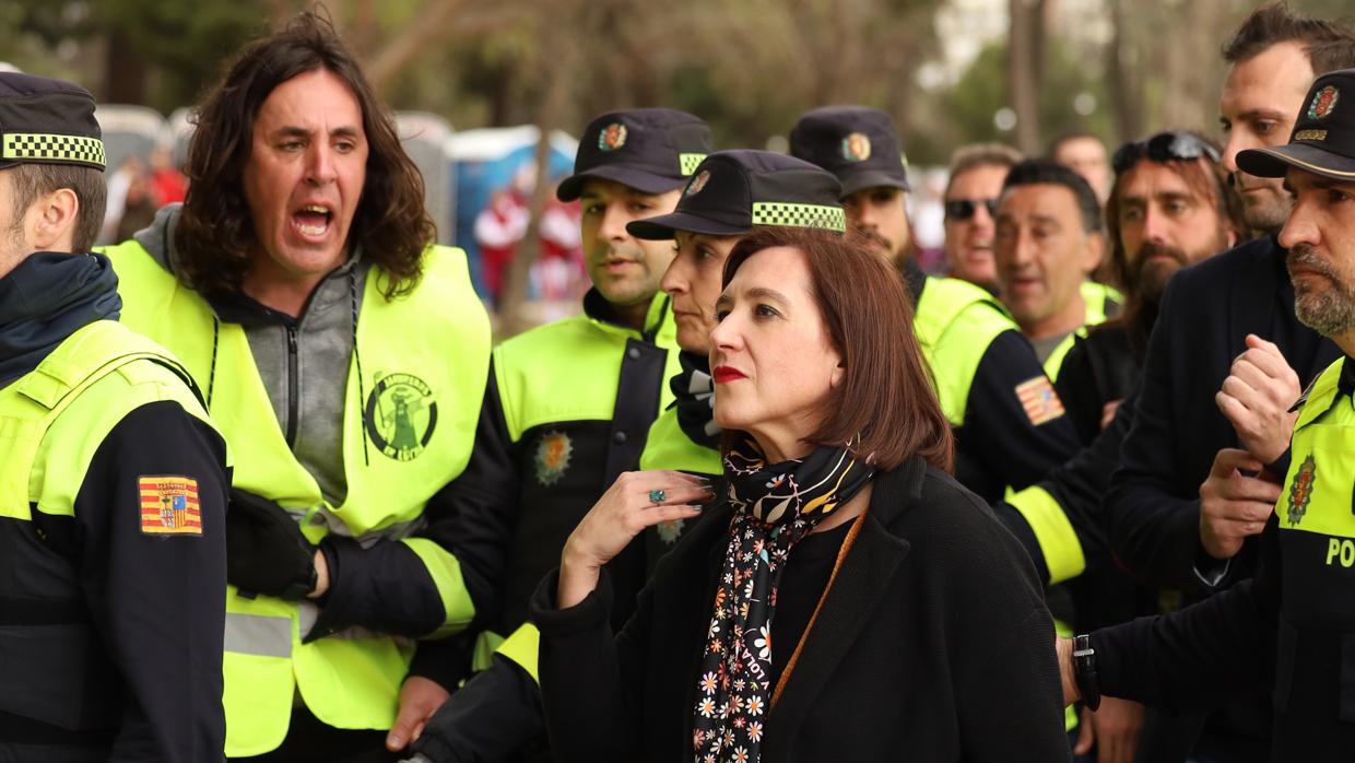 La vicealcaldesa de Zaragoza tuvo que marcharse escoltada por agentes de la Policía Local, ante el acoso al que fue sometida por un piquete de trabajadores de parques y jardines