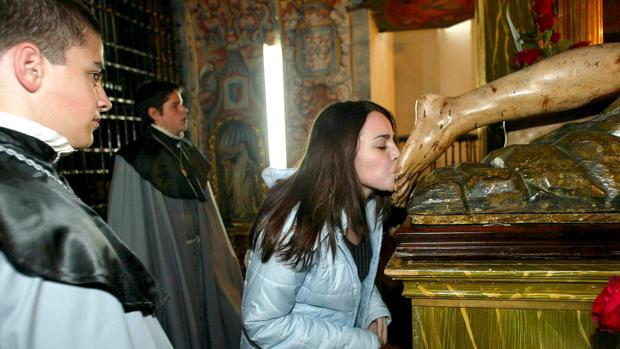 Las cofradías empiezan a cambiar los «besapies» por las reverencias a causa del coronavirus