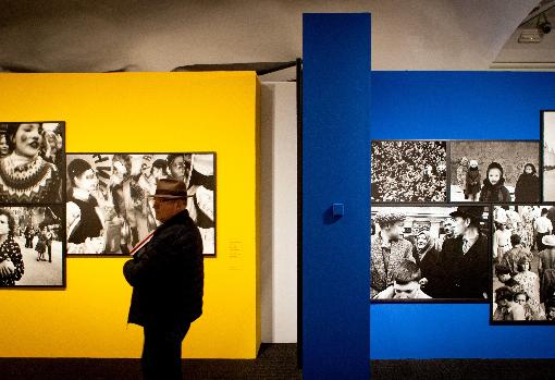 n visitante en la exposición retrospectiva que La Pedrera dedica al fotógrafo neoyorquino William Klein