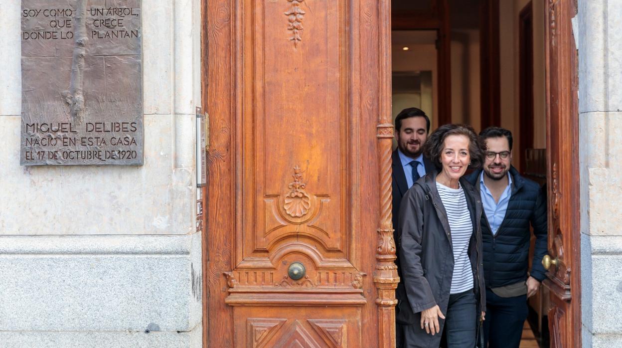 Mercedes Cantalapiedra, Eduardo Carazo y José Ángel Alonso, ayer durante la presentación de las iniciativas en el portal donde nació Delibes