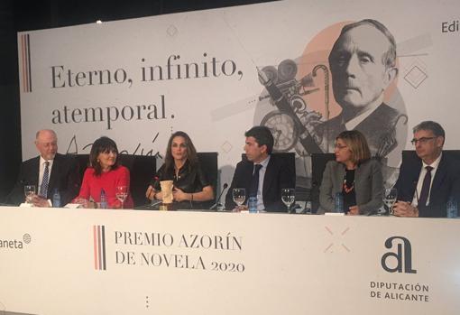 La ganadora con responsables de la Diputación, del juradoy de la Editorial Planeta