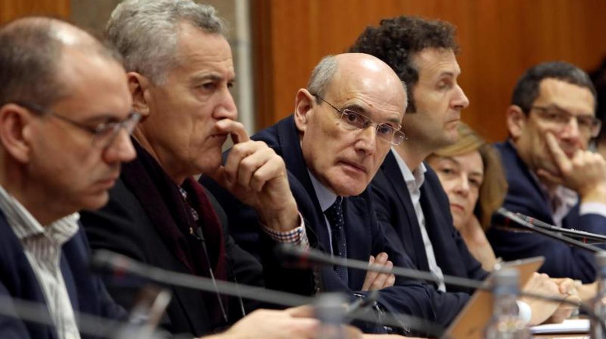 Rafael Bengoa, en el centro, en la jornada organizada por el Foro Económico en Santiago