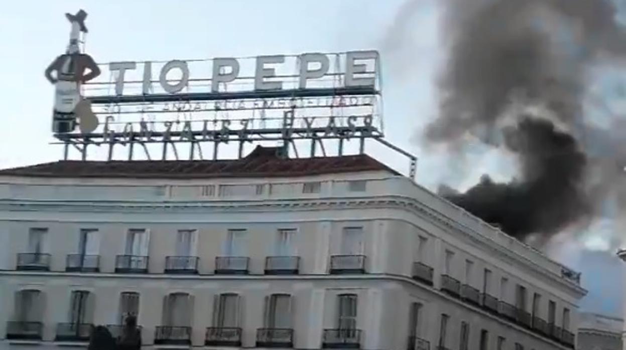 Una columna de humo negro sale del edificio del Tío Pepe, esta tarde